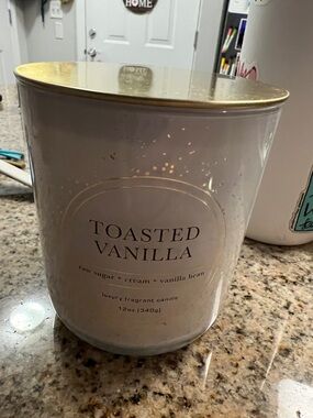 Toasted Vanilla Luxury Scented Candle - White & Gold